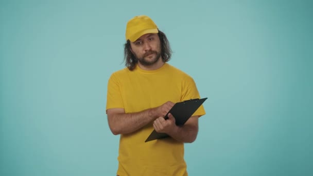 Concepto Servicio Mensajero Retrato Repartidor Con Gorra Camiseta Amarilla Escribiendo — Vídeos de Stock