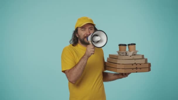 Futárszolgálat Koncepció Portré Egy Sárga Sapkás Futárról Aki Pizzás Dobozokat — Stock videók