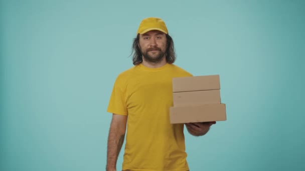 Concepto Servicio Mensajero Retrato Repartidor Con Gorra Amarilla Sosteniendo Una — Vídeo de stock