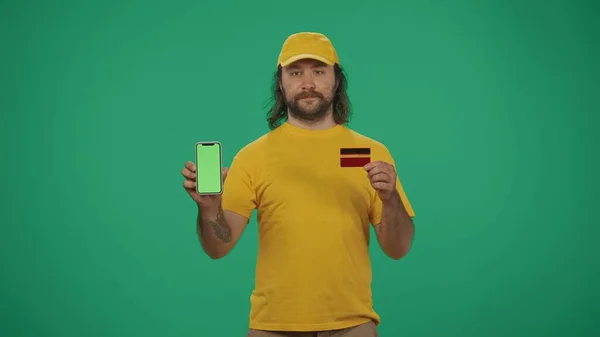 Porträt Eines Zustellers Mit Gelber Mütze Der Bankkarte Und Smartphone — Stockfoto