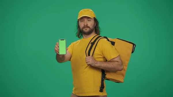 Porträt Eines Lieferanten Gelber Mütze Und Shirt Der Ein Smartphone — Stockfoto