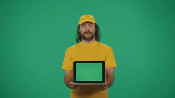 Porträt Eines Zustellers Gelbem Shirt Der Einen Laptop Hält Und — Stockfoto
