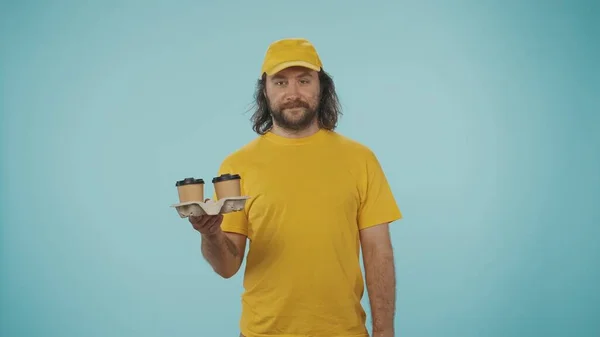 Conceito Serviço Correio Retrato Homem Entrega Boné Amarelo Tshirt Posando — Fotografia de Stock
