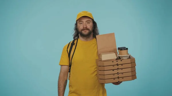 Retrato Homem Entrega Boné Amarelo Camiseta Com Mochila Segurando Pizza — Fotografia de Stock