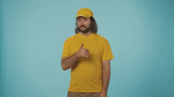 Portret Kuriera Żółtej Czapce Koszulce Pozującego Pokazującego Kciuki Przed Kamerą — Zdjęcie stockowe