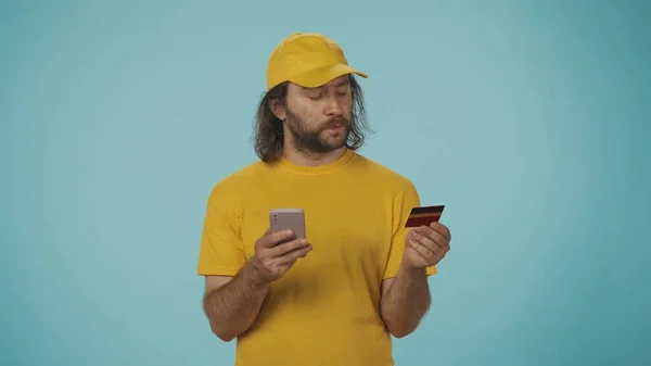 Retrato Repartidor Con Gorra Camiseta Amarilla Sosteniendo Una Tarjeta Crédito —  Fotos de Stock