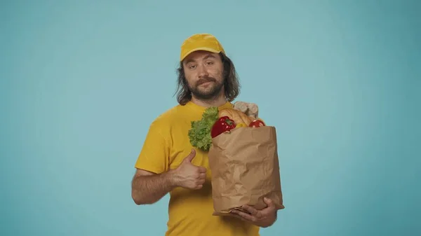 Conceito Serviço Correio Mercado Alimentos Retrato Homem Entrega Camiseta Amarela — Fotografia de Stock