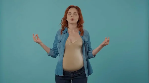 Rothaarige Schwangere Meditiert Studio Auf Blauem Hintergrund Großaufnahme Die Frau — Stockfoto