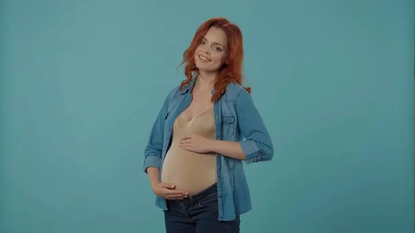 Portrét Mladé Těhotné Ženy Objímající Své Velké Břicho Rukama Těhotná — Stock fotografie