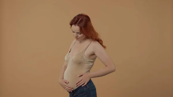 Porträt Einer Jungen Schwangeren Die Ihren Dicken Bauch Mit Den — Stockfoto