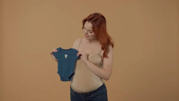 Těhotná Žena Držící Modrou Dětskou Kombinézu Připravuje Porod Chlapce Během — Stock fotografie