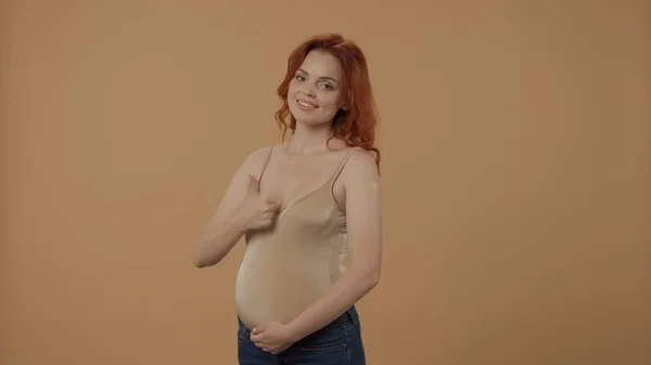 Gravid Kvinna Med Ett Plåster Efter Vaccininjektion Armen Och Visar — Stockfoto