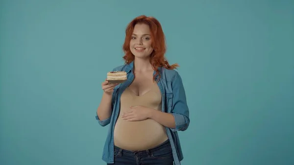 Hamile Bir Kadın Elinde Bir Dilim Pastayla Bir Tabak Tutuyor — Stok fotoğraf