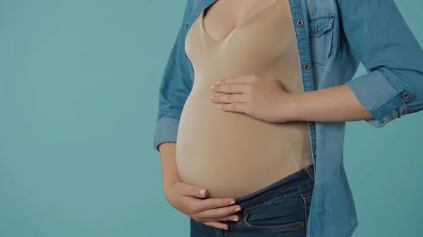 Těhotná Žena Hladí Svůj Nafouklý Žaludek Láskou Něhou Nafouklé Břicho — Stock fotografie