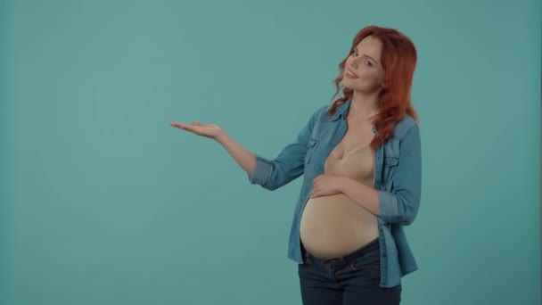 Kvinna Väntar Barn Håller Gravid Mage Och Pekar Med Handflatan — Stockvideo