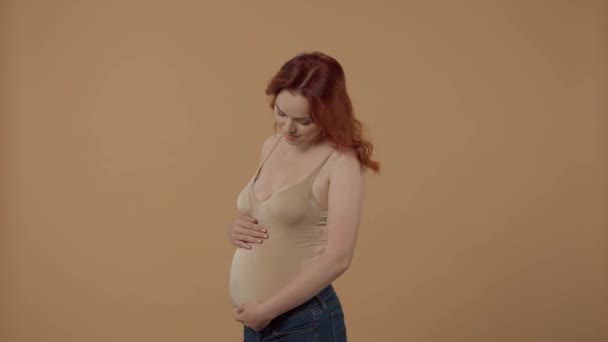 Ung Gravid Kvinna Smeker Sin Uppsvällda Mage Med Kärlek Och — Stockvideo