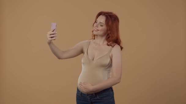Feliz Momento Una Mujer Embarazada Pelirroja Toma Una Selfie Usando — Vídeos de Stock