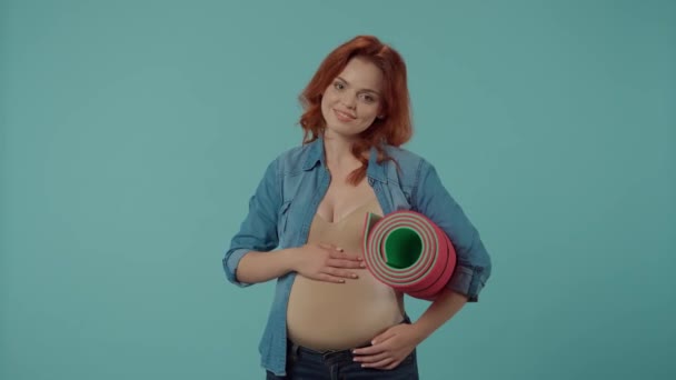 Πορτρέτο Μιας Νεαρής Εγκύου Που Κρατάει Ένα Στρώμα Γιόγκα Στο — Αρχείο Βίντεο