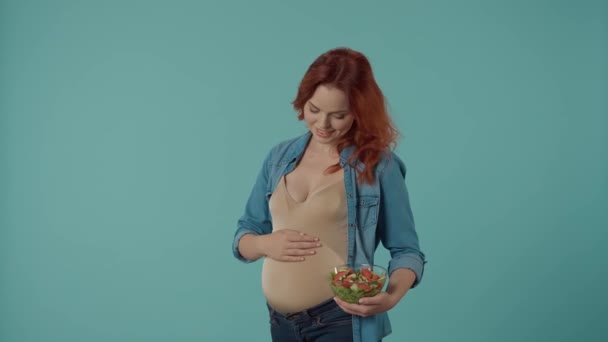 Egy Terhes Egy Átlátszó Üvegtányért Tart Salátával Rámutat Felemeli Hüvelykujját — Stock videók