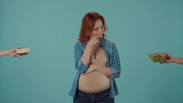 Una Mujer Embarazada Ofrece Plato Ensalada Pedazo Pastel Una Mujer — Vídeos de Stock