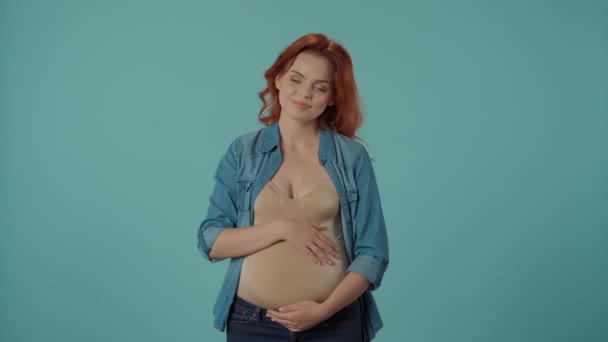 Een Verbijsterde Zwangere Vrouw Kan Geen Keuze Maken Tussen Gezond — Stockvideo
