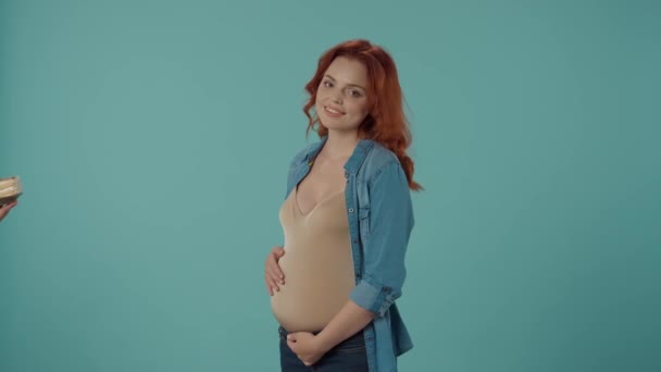 Těhotná Žena Vezme Talíř Kusem Sladkého Dortu Dychtivě Něj Podívá — Stock video