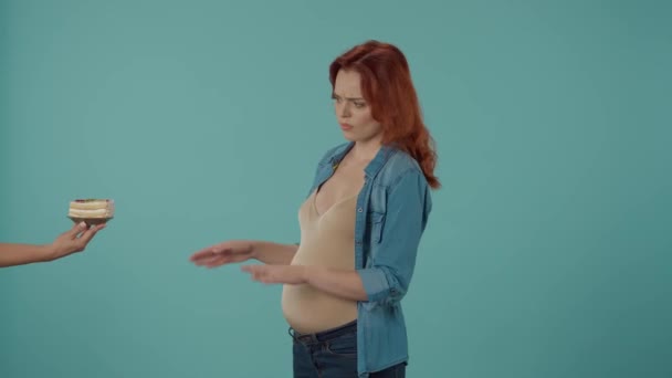 Eine Junge Schwangere Lehnt Einen Angebotenen Teller Mit Einem Stück — Stockvideo