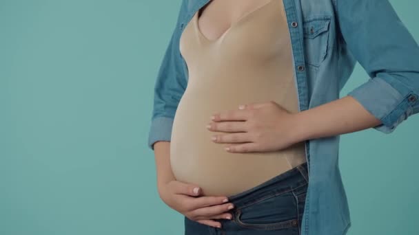 Eine Schwangere Streicht Liebevoll Und Zärtlich Über Ihren Aufgeblähten Bauch — Stockvideo