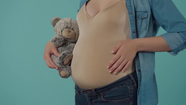 Eine Schwangere Frau Streicht Liebevoll Und Zärtlich Über Ihren Aufgeblähten — Stockvideo