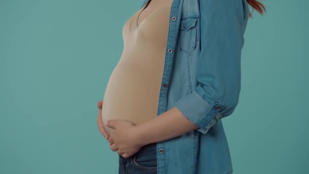 Una Mujer Embarazada Sostiene Gran Barriga Con Las Manos Acariciándola — Vídeos de Stock