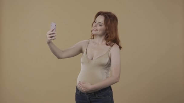 Feliz Momento Una Mujer Embarazada Pelirroja Toma Una Selfie Usando — Vídeos de Stock