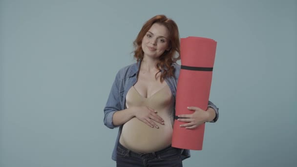 Πορτρέτο Μιας Νεαρής Εγκύου Που Κρατάει Ένα Στρώμα Γιόγκα Στο — Αρχείο Βίντεο