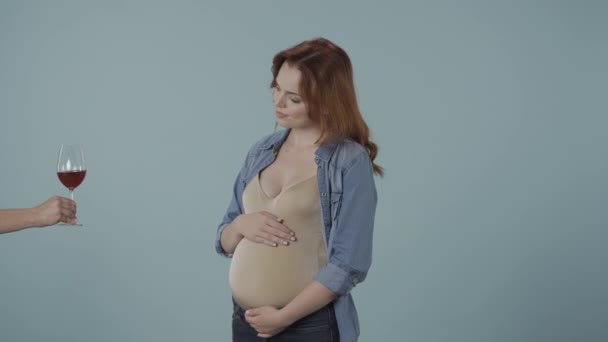 Nincs Alkohol Terhesség Alatt Fiatal Terhes Bort Iszik Megállítja Gesztust — Stock videók