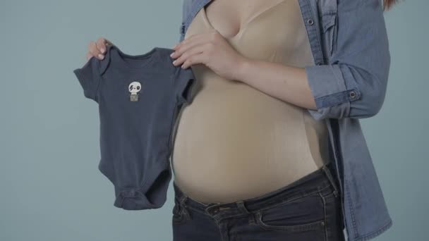 Eine Schwangere Frau Mit Einem Blauen Babybody Bereitet Sich Während — Stockvideo