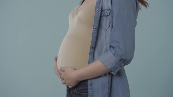 Gravid Kvinna Håller Sin Stora Mage Med Händerna Och Smeker — Stockvideo