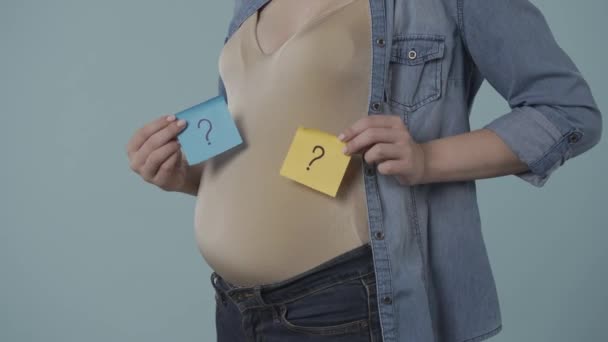 Kobieta Ciąży Trzyma Kwadratowe Kartki Wielobarwnego Papieru Znakami Zapytania Pobliżu — Wideo stockowe