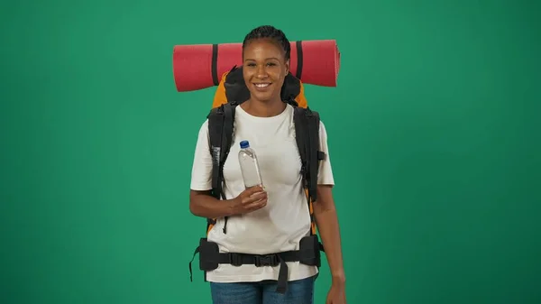 Γυναίκα Ταξιδιώτης Χαμογελά Στην Κάμερα Κρατώντας Ένα Μπουκάλι Νερό Πορτρέτο — Φωτογραφία Αρχείου