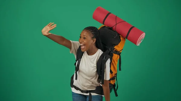 Podróżniczka Macha Ręką Szczęśliwą Twarzą Portret Turystki Luźnych Ubraniach Plecakiem — Zdjęcie stockowe