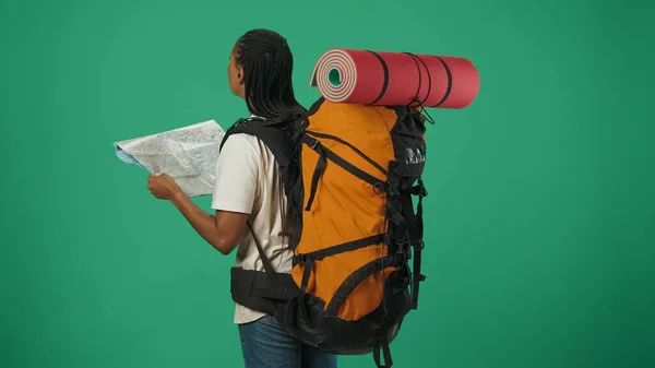 Mulher Viajante Segurando Mapa Papel Procurando Direção Retrato Uma Turista — Fotografia de Stock