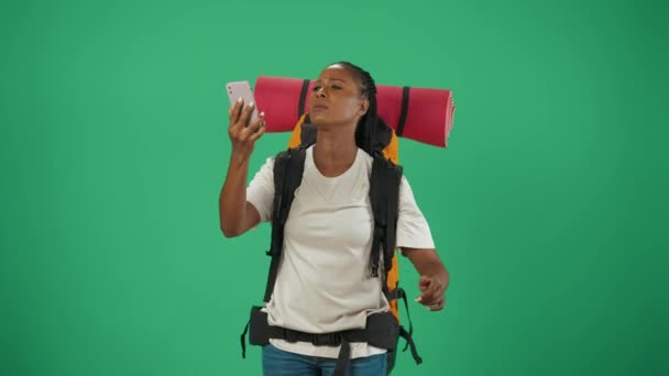 Жінка Мандрівник Намагається Зловити Єднання Мобільної Мережі Портрет Жінки Туристки — стокове відео
