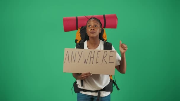 Mujer Haciendo Autostop Sosteniendo Cartel Cartón Con Palabra Cualquier Lugar — Vídeos de Stock