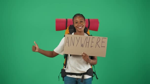 Kobieta Podróżująca Autostopem Trzymająca Kartonowy Znak Słowem Wszędzie Uśmiechnięta Portret — Wideo stockowe
