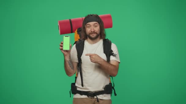 Muž Cestující Drží Smartphone Ukazuje Palec Nahoru Portrét Turisty Neformálním — Stock video