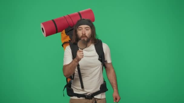 Voyageur Homme Marchant Regardant Curieusement Travers Loupe Portrait Touriste Masculin — Video
