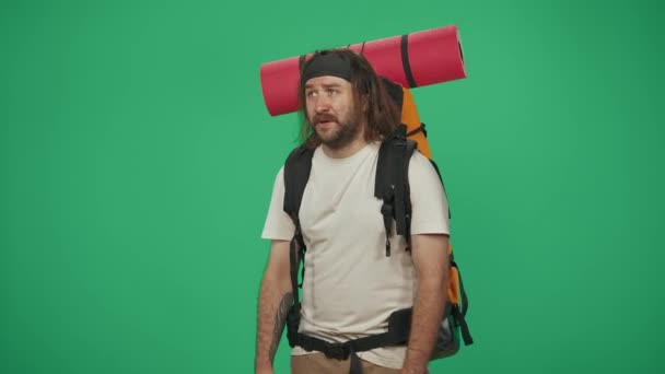 Portret Van Een Mannelijke Toerist Casual Kleding Met Rugzak Reizen — Stockvideo