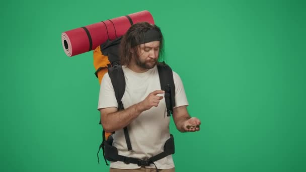 Viajero Hombre Sosteniendo Una Brújula Buscando Dirección Dónde Retrato Turista — Vídeo de stock
