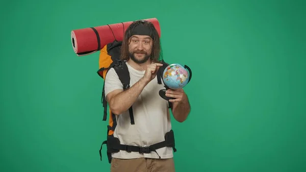 Voyageur Homme Souriant Regardant Caméra Pointant Vers Globe Portrait Touriste — Photo