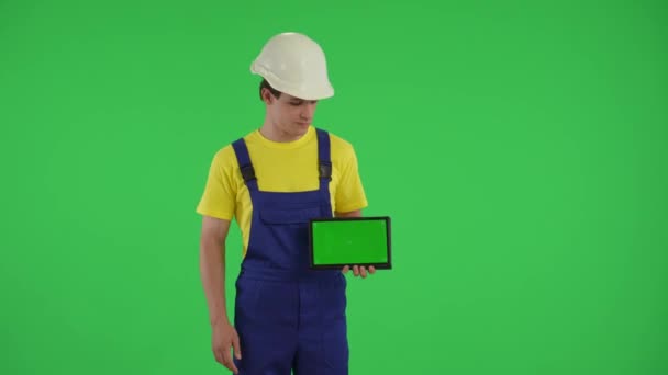 Tela Verde Médio Isolado Chroma Vídeo Chave Jovem Trabalhador Construção — Vídeo de Stock
