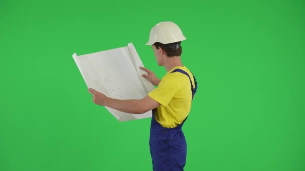 Středně Zelené Plátno Izolované Chroma Klíčové Video Mladého Stavebního Dělníka — Stock video