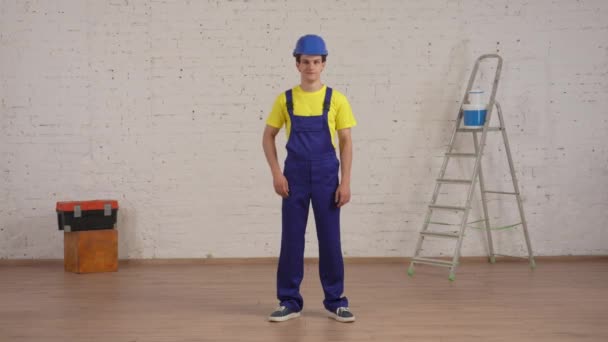 Celé Video Usměvavého Mladého Stavebního Dělníka Uniformě Klobouku Jak Stojí — Stock video